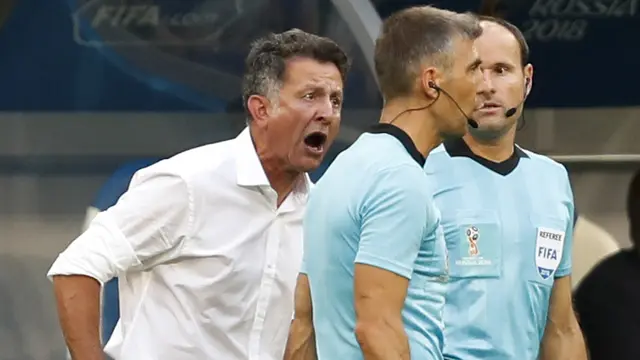 Juan Carlos osorio berteriak kepada wasit Gianluca Rocchi.