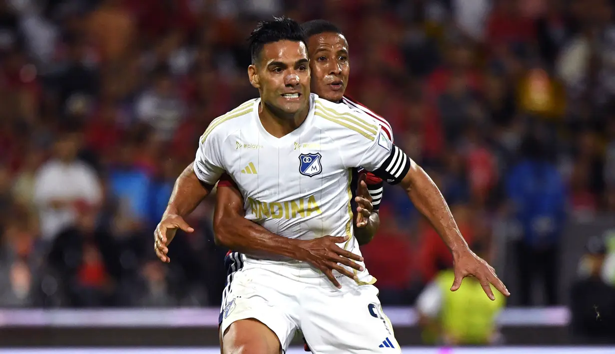 Pemain Millonarios, Radamel Falcao saat melakoni laga debutnya pada laga lanjutan Liga Kolombia melawan Medellin di Atanasio Girardot Stadium, Medellin, Kolombia 18 Juli 2024. (AFP/Jaime Saldarriaga)