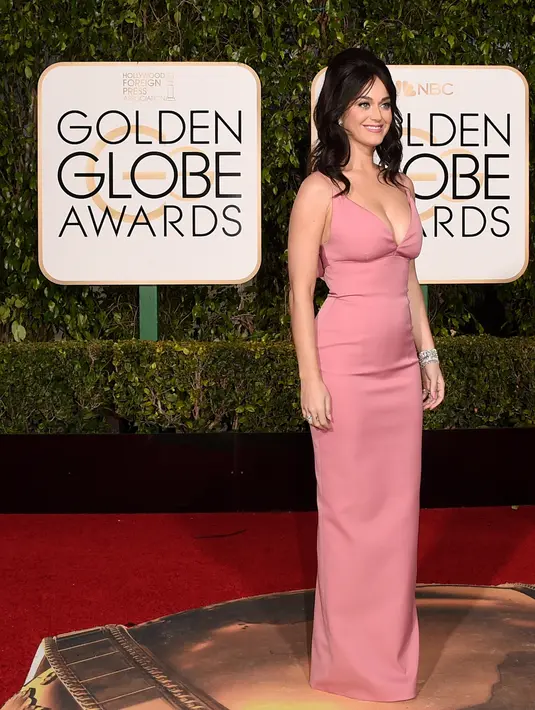 Pelantun ‘Roar’ ini tiba di karpet merah Golden Globe Awards 2016 yang diadakan di Hotel Beverly Hilton pada Minggu (10/1/2016) di Beverly Hills, California. Katy Perry pun tampil cantik dan sederhana di acara tahunan ini. (AFP/Bintang.com)
