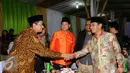 Ketua DKPP, Jimly Asshiddiqie (kanan) bersalaman dengan Ketua Bawaslu Muhammad jelang peluncuran buku di Jakarta, Senin (13/6/2016). DKPP meluncurkan buku yang merekam jejak Pemilukada Serentak pada 2015 lalu. (Liputan6.com/Helmi Fithriansyah)