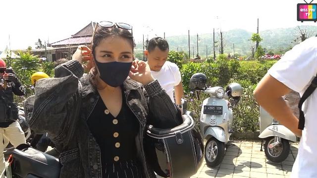 7 Momen Ayu Ting Ting Touring Naik Vespa ke Bogor, Tapi Ujungnya Bikin Kesal