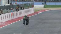 Johann Zarrco harus mendorong motor YZR-M1 miliknya hingga garis finis untuk menyelesaikan balapan MotoGP San Marino, Minggu (10/9/2017) (Twitter/Crash)