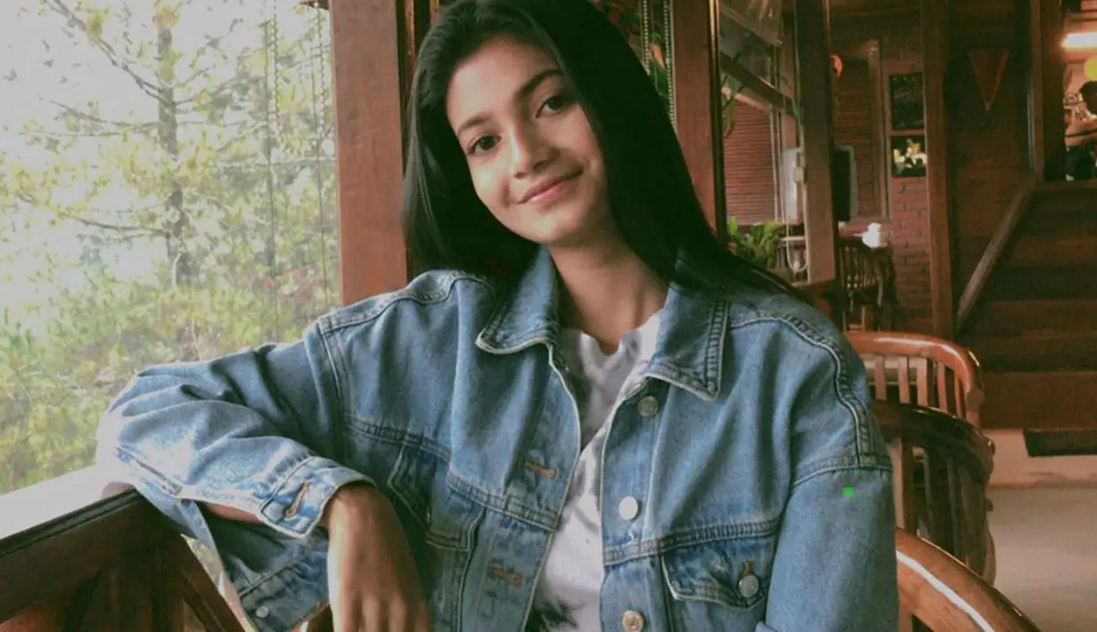 Meski simpel dengan kaos putih dan outer denim sebagai penambah OOTD-nya, gaya lawan main Sandrinna Michelle di sinetron "Dari Jendela SMP" itu tetap kekinian.(Liputan6.com/IG/@ratusfy_)