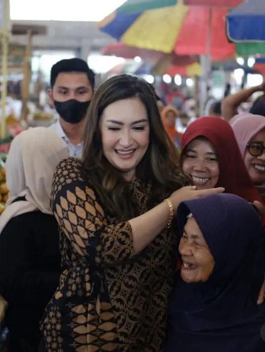 Saat di pasar menyapa warga, Nafa mengenakan baju atasan batik lengan 3/4. Nampak ia menggunakan gelang emasnya.   Credit (@nafaurbach)