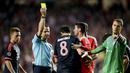 Wasit memberi kartu kuning kepada pemain Bayern Munchen, Javi Martinez, pada leg kedua perempat final Liga Champions di Estadio da Luz, Lisbon, Kamis (14/4/2016) dini hari WIB. (AFP/Patricia De Melo Moreira)