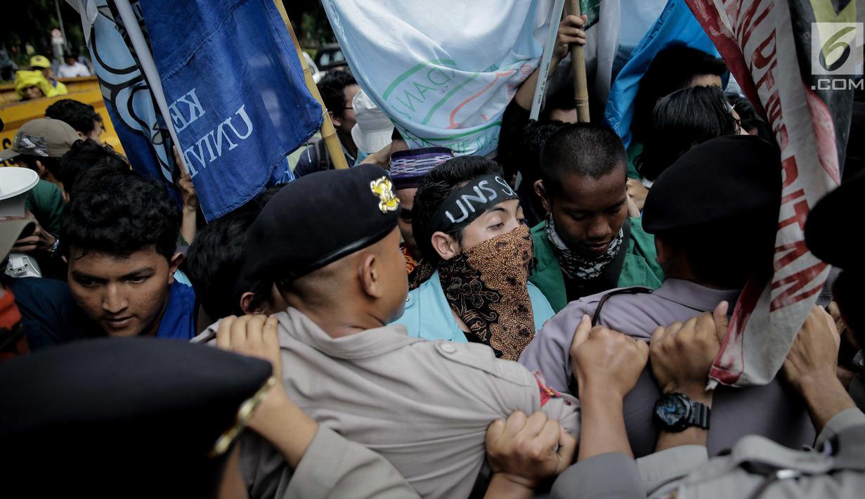 Massa dari BEM SI terlibat saling dorong dengan polisi saat aksi longmarch menuju Istana Merdeka, Jakarta, Senin (22/5). Mahasiswa menuntut proses hukum para koruptor dilakukan secara independen dan tanpa intervensi politik. (Liputan6.com/Faizal Fanani)