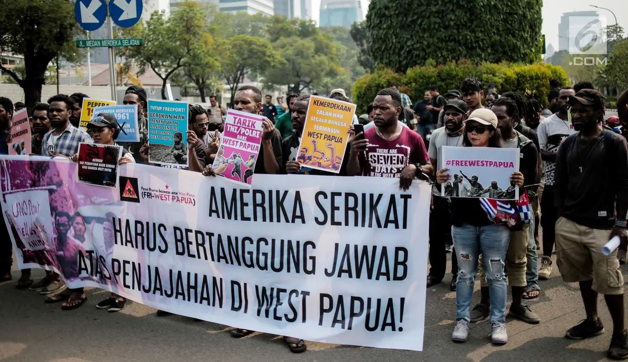 Massa Front Rakyat Indonesia untuk West Papua (FRI-West Papua) menggelar unjuk rasa di depan Kedutaan Besar Amerika Serikat, Jakarta, Kamis (15/8/2019). Massa mengecam Amerika Serikat dan memintanya bertanggung jawab atas penjajahan yang dilakukan di West Papua. (Liputan6.com/Faizal Fanani)