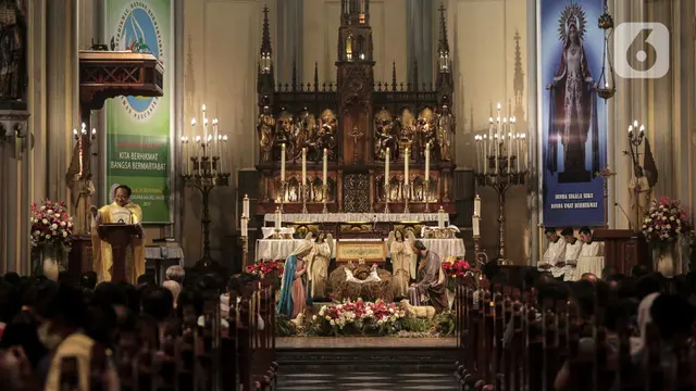 Suasana Khidmat Misa Malam Natal di Gereja Katedral