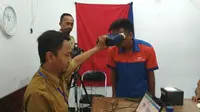 KPU bersama Pemkot Cirebon melakukan perekaman KTP El kepada warga binaan Rutan klas 1 Cirebon. Foto : (Liputan6.com / Panji Prayitno)