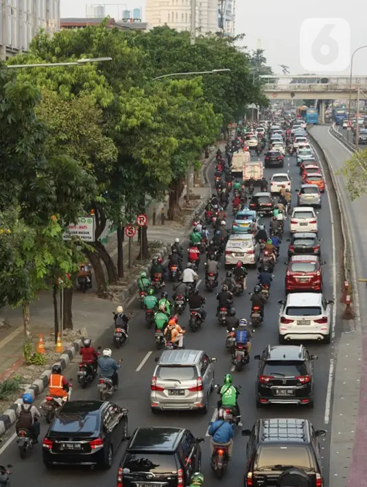 Suasana salah satu ruas jalan di kawasan Mampang, Jakarta yang macet pada Senin (29/6/2020). Semakin tingginya mobilitas warga selama masa transisi PSBB menyebabkan jalan-jalan protokol Ibu Kota kembali dihiasi kemacetan parah setiap pagi dan sore hari. (Liputan6.com/Immanuel Antonius)