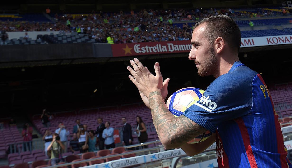 Striker baru Barcelona, Paco Alcacer menyapa suporter Barca. Alcacer dibeli La Blaugrana dari Valencia dengan nilai transfer yang diperkirakan 30 juta euro atau sekitar Rp 442,51 miliar. (AFP/Lluis Gene)