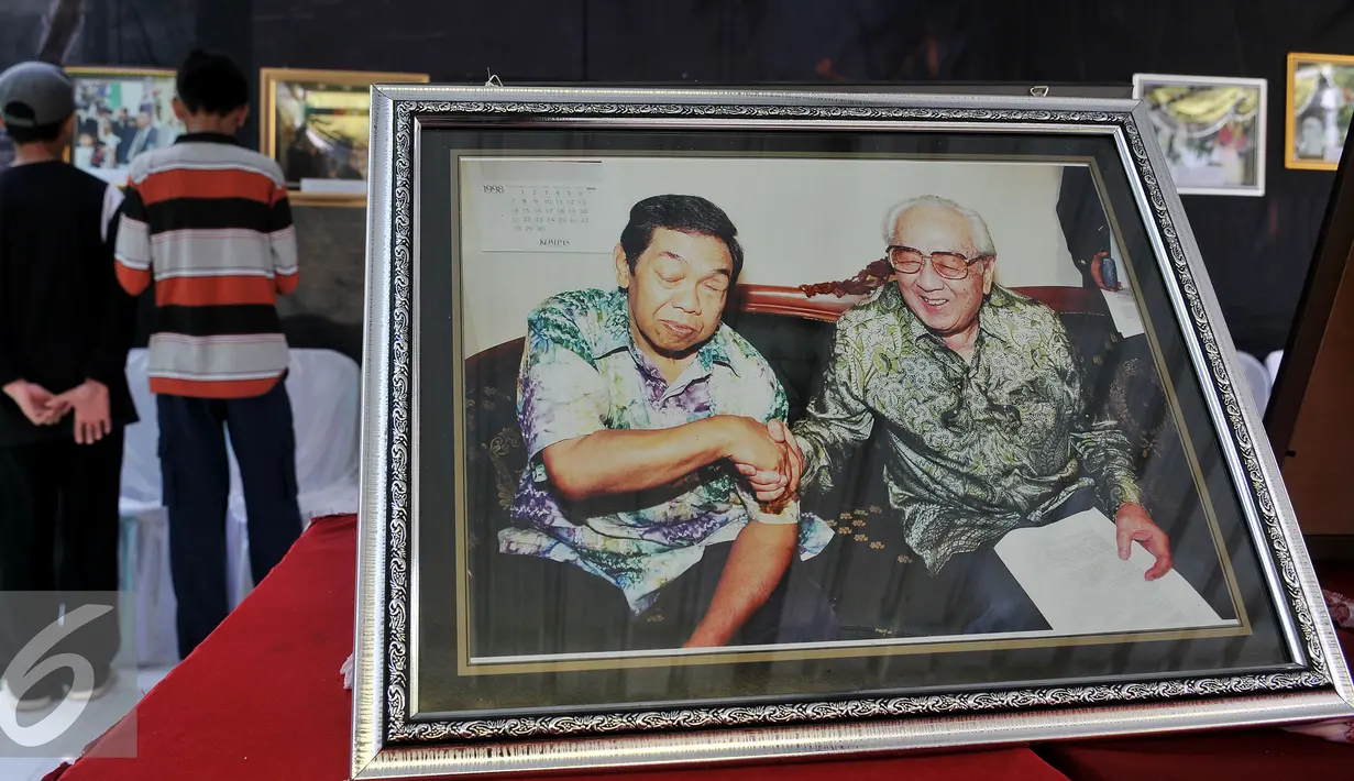 Pemeran foto Gus Dur menyemarakkan Muktamar NU ke-33 yang digelar di Jombang, Selasa (4/8/2015). 50 foto menampilkan rekaman Gus Dur sebelum dan saat menjadi Presiden RI ke-4. (Liputan6.com/Johan Tallo)