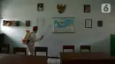 Petugas Palang Merah Indonesia (PMI) menyemprotkan cairan disinfektan di SMA 70 Jakarta, Kamis (27/1/2022). Pemprov DKI Jakarta mencatat ada 90 sekolah ditutup sementara akibat ditemukannya kasus COVID-19 varian Omicron yang tersebar di lima kota administrasi DKI Jakarta. (merdeka.com/Imam Buhori)
