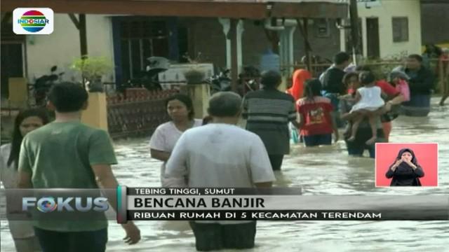 Arus banjir yang cukup deras dari luapan Sungai Padang di Kota Tebing Tinggi, Sumatera Utara, membuat warga harus ekstra hati-hati.