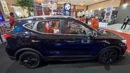 Saat booth MG mulai sepi, banyak pengunjung yang penasaran dengan apa yang ada di dalam kabin MG ZS Dark Midnight Edition ini. Tak lama sepasang suami-istri masuk kedalam mobil untuk menikmati serta melihat-lihat apa saja yang ada di dalam mobil lima kursi ini. Keduanya tampak menikmati berada dalam kabin MG ZS Dark Midnight Edition.