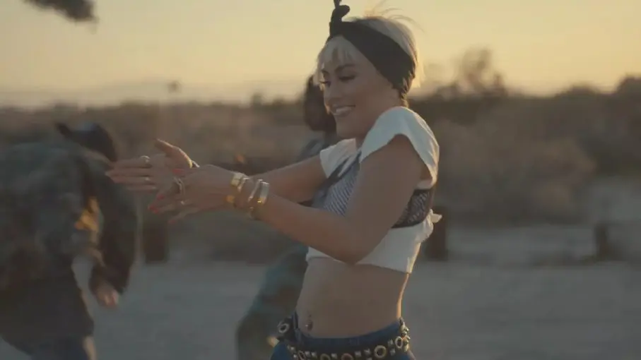 Agnez Mo di videoklip Damn I Love You. (Vevo)