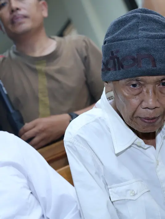 Tessy Srimulat. Ia divonis dengan hukuman rehabilitasi pada 30 April 2015 setelah sebelumnya ditangkap akibat mengonsumsi narkoba jenis sabu. (Galih W. Satria/Bintang.com)