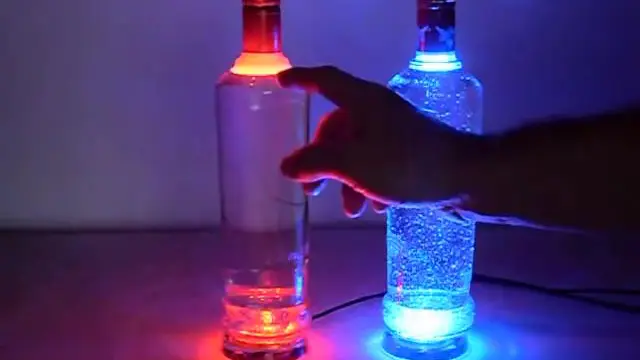 Begini caranya membuat lampu dengan mendaur ulang botol-botol.
