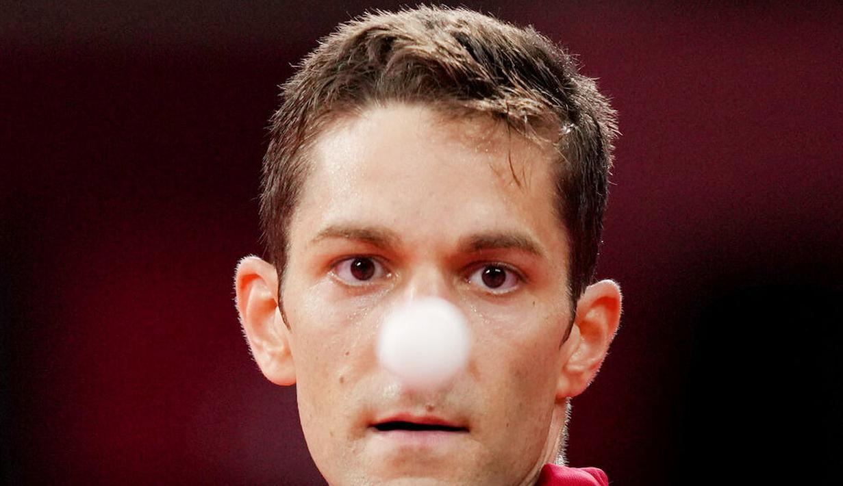 Petenis Republik Ceska, Lubomir Jancarik, saat bertanding melawan atlet tenis meja Arab Saudi, Alkhadrawi, pada pertandingan putaran pertama di Olimpiade Tokyo 2020, Sabtu, (24/7/2021). (Foto: AP/Kin Cheung)