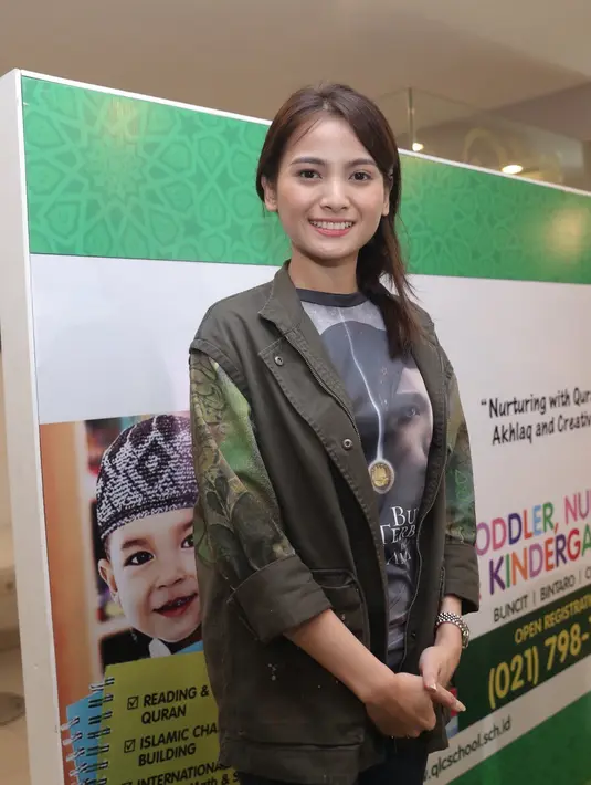 Ketika ditanyakan mengenai pernikahannya, Acha Septriasa enggan menjawab. Berdasarkan undangan yang beredar di media sosial, Acha akan dipersunting Vicky Kharisma pada 11 Desember mendatang. (Galih W. Satria/Bintang.com)