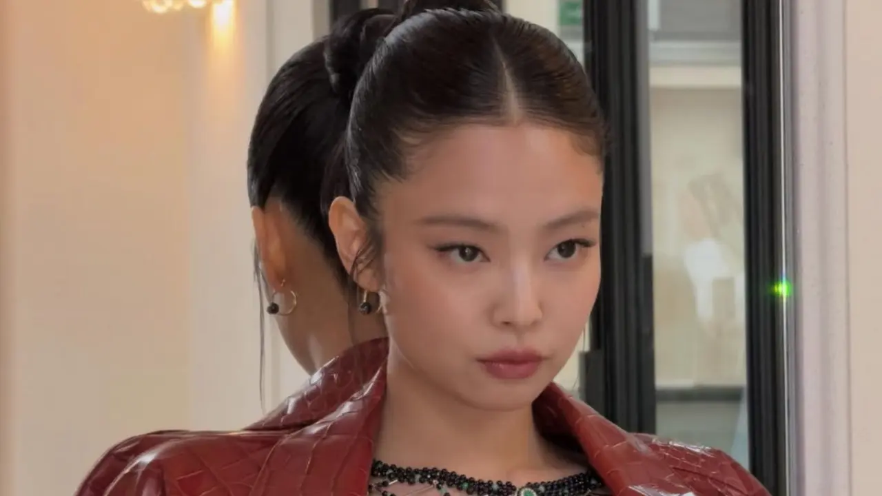 Jennie Blackpink saat hadir di Show Chanel Paris Fashion Week. [@jennierubyjane]