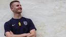 Pemain muda Timnas Inggris, Adam Wharton berpose di depan fotografer setelah konferensi pers menjelang Euro 2024 di Blankenhain, Thuringia, Rabu (12,/06/2024) waktu setempat. (AFP/Adrian Dennis)