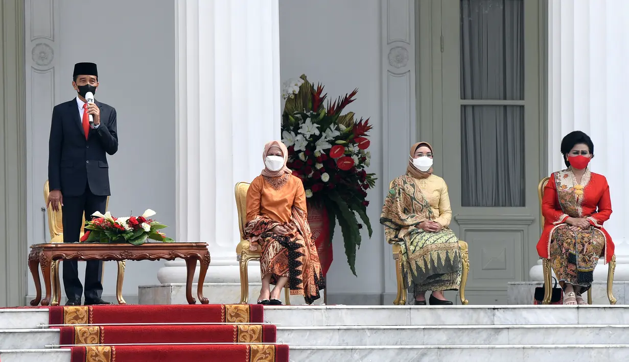 Presiden Joko Widodo atau Jokowi (kiri) menyampaikan pidato saat menjadi inspektur upacara HUT ke-76 TNI di halaman Istana Merdeka, Jakarta, Selasa (5/10/2021). (Foto: Istana Kepresidenan)
