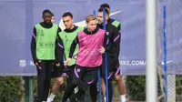 Gelandang Barcelona Frenkie De Jong (tengah) dan rekan satu timnya ikut serta dalam sesi latihan di Barcelona pada 16 Februari 2022.  -Barcelona bakal meladeni Napoli pada leg pertama play-off babak gugur Liga Europa 2021/22 di Camp Nou, Jumat 18 Februari 2022. (LLUIS GENE / AFP)