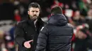 Mulai Oktober 2022, Michael Carrick menjadi pelatih selama dua setengah tahun di Middlesbrough. Tampak dalam foto, Michael Carrick (kiri) saat masih menjadi pelatih Middlesbrough bersalaman dengan Mauricio Pochettino di akhir pertandingan sepak bola leg pertama semifinal Piala Liga Inggris antara Middlesbrough dan Chelsea di Stadion Riverside di Middlesbrough, timur laut Inggris pada 9 Januari 2024. (Oli SCARFF/AFP)