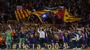 Para pemain Barcelona menyapa suporter usai melawan Real Madrid pada laga La Liga Spanyol di Stadion Camp Nou, Barcelona, Minggu (6/5/2018). Kedua klub bermain imbang 2-2. (AFP/Josep Lago)