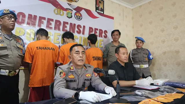 Kapolsek Cinere, AKP Pesta Hasiholan Siahaan saat menjelaskan aksi ketiga tersangka curanmor gunakan airsoft gun dan senjata tajam. (Liputan6.com/Dicky Agung Prihanto)