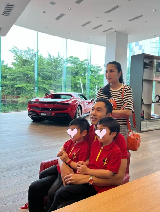 Sandra Dewi juga sempat memperlihatkan hadiah mobil mewah dari sang suami berupa mini cooper merah. Mobil tersebut berharga miliaran rupiah dan menjadi mobil yang bisa disetir sendiri oleh Sandra. Selain itu, Harvey juga membelikan versi mininya untuk Raphael. (Liputan6.com/IG/@sandradewi88)