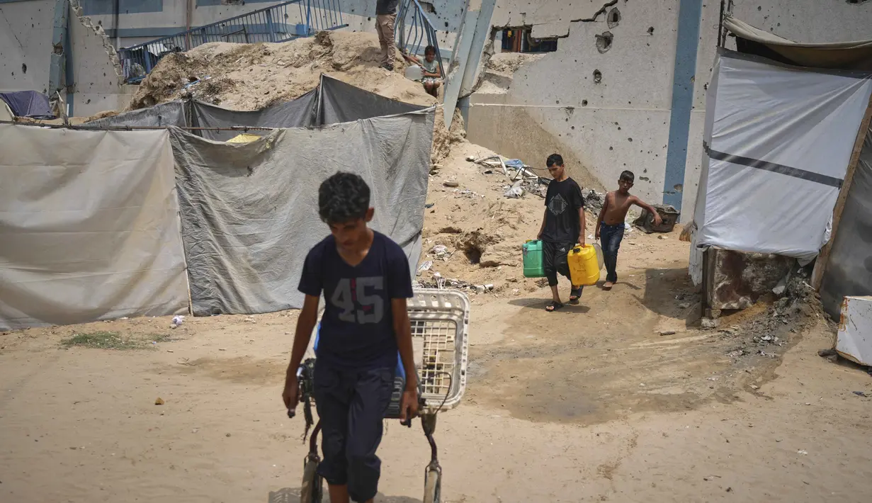 Sebelumnya, pada Juni 2024, Badan Bantuan dan Pekerjaan Perserikatan Bangsa-Bangsa (PBB) untuk Pengungsi Palestina di Timur Dekat (UNRWA) mengatakan sekitar 67 persen infrastruktur serta fasilitas air dan sanitasi di Jalur Gaza telah hancur atau rusak. (AP Photo/Jehad Alshrafi)