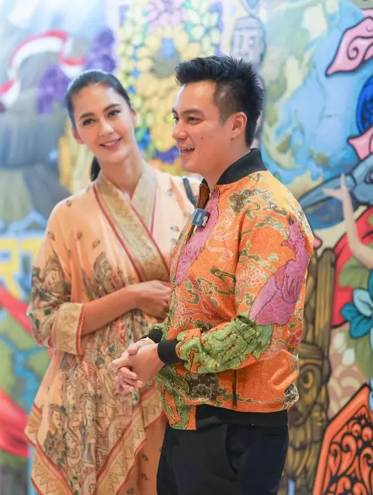 Tampil bernuansa wastra nusantara seperti Paula Verhoeven dan Baim Wong juga bisa jadi ide kencan saat Valentine. [@paula_verhoeven]