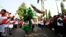  Peserta memainkan kesenian tradisional barongsai saat Kirab Kebangsaan Indonesia Raya di Cibinong, Kab Bogor, Minggu (14/5). Kirab diikuti puluhan organisasi kepemudaan se Kabupaten Bogor. (Liputan6.com/Helmi Fithriansyah)