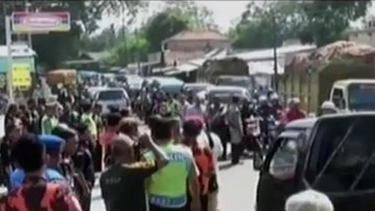 Segmen 2: Sajadah Dipakai Alas Tarian hingga Kisruh Truk Sampah