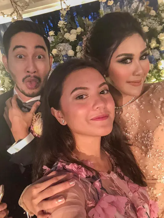 Marsha Aruan tampak hadir di hari bahagia Syahnaz dan Jeje, namun sayangnya ia tak ditemani oleh kekasihnya, El Rumi. (Foto: instagram.com/aruanmarsha)