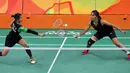 Pebulutangkis ganda putri Indonesia, Nitya Krishinda Maheswari dan Greysia Polii saat melawan ganda putri Inggris, pada Olimpiade 2016 di Rio de Janeiro, Brasil, (13/8). (REUTERS/Marcelo del Pozo)