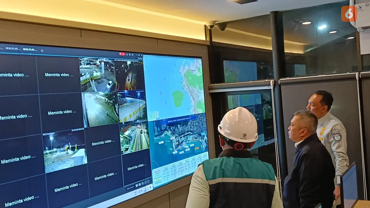 Pantauan Arus Mudik dari Layar Monitor di Pelabuhan Merak. (Minggu, 23/03/2025). (Yandhi Deslatama/Liputan6.com).