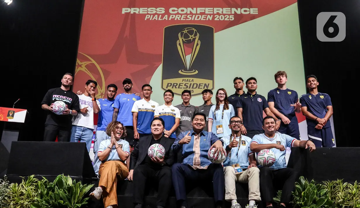 Direktur Surya Citra Media (SCM) Harsiwi Achmad, Ketua Umum Persatuan Sepak Bola Seluruh Indonesia (PSSI) Erick Thohir, Ketua Steering Committee Piala Presiden 2025 Maruarar Sirait dan Ketua Panitia Pelaksana Arya Sinulingga (duduk dari kiri ke kanan) usai memberikan keterangan terkait gelaran Piala Presiden 2025 di SCTV Tower, Jakarta, Jumat (4/7/2025). (Liputan6.com/Herman Zakharia)