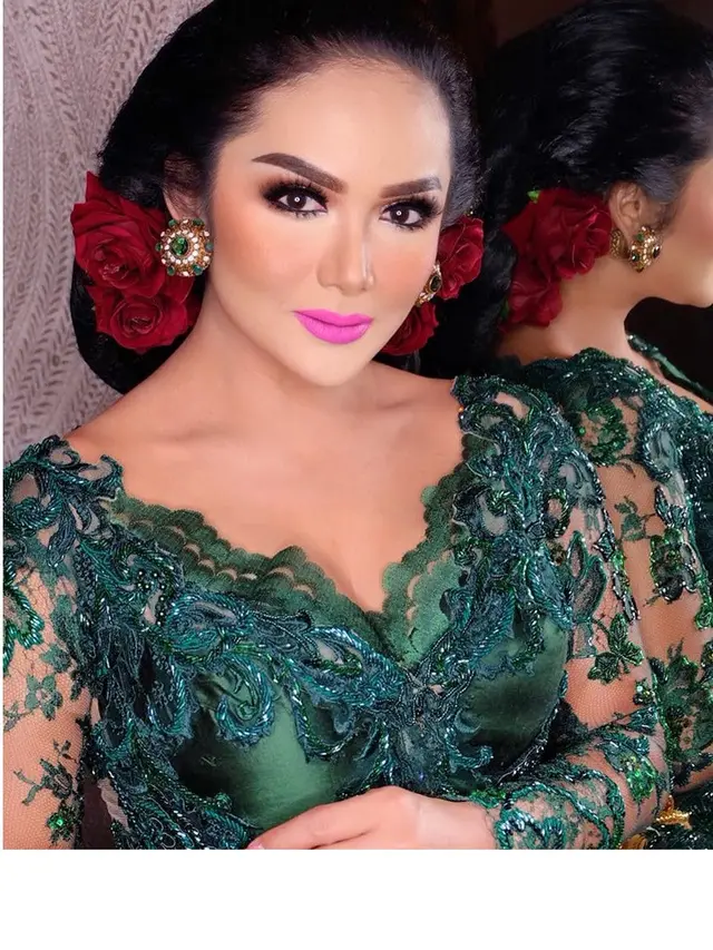 6 Gaya Krisdayanti saat Kenakan Kebaya, Cantik Nan Menawan