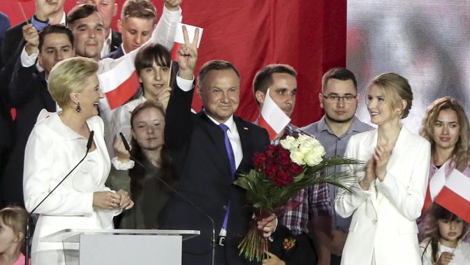 Petahana Andrzej Duda merayakan kemenangannya saat terpilih sebagai Presiden Polandia untuk kedua kalinya di Pultusk, Polandia, Minggu (12/7/2020) (Photo credit: AP Photo/Czarek Sokolowski)