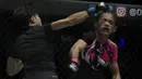 Petarung Cina, Xiong Jing Nan, memukul petarung Singapura, Tiffany Teo, saat laga One Championship di JCC Senayan, Jakarta, Sabtu (20/1/2018). Jing Nan berhasil merebut juara dunia kelas jerami. (Bola.com/Vitalis Yogi Trisna)