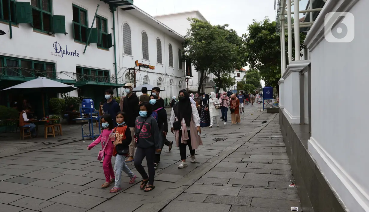 Pengunjung berjalan-jalan di kawasan wisata Kota Tua Jakarta, Minggu (4/4/2021). Libur panjang perayaan Paskah 2021 dimasa pemberlakuan PPKM Berskala mikro dimanfaatkan sejumlah warga untuk berwisata di kawasan Kota Tua Jakarta. (Liputan6.com/Helmi Fithriansyah)