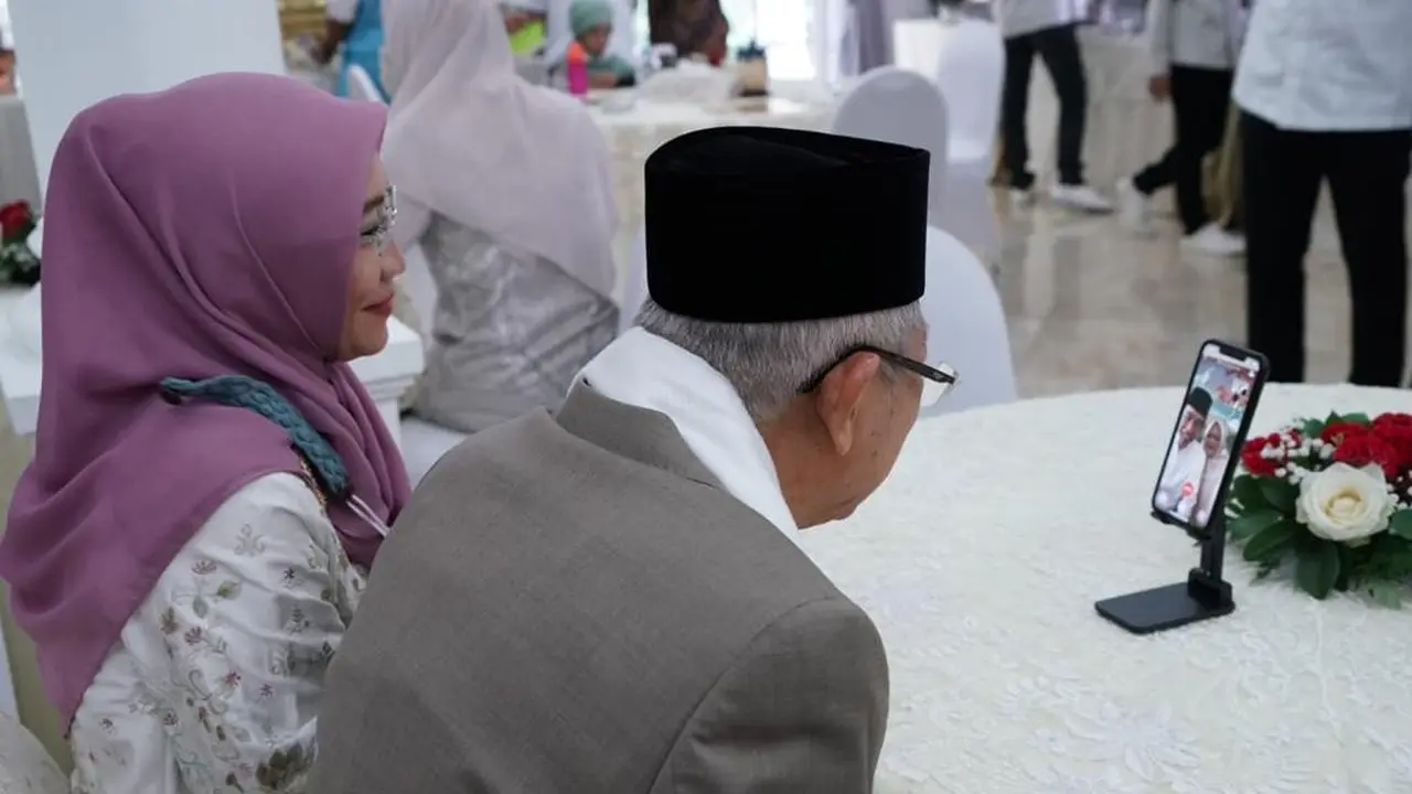 Presiden bersama Ibu Negara menghubungi Wakil Presiden dan Ibu Wury yang berada di kediaman resminya, melalui panggilan video. (Dok: Setwapres)