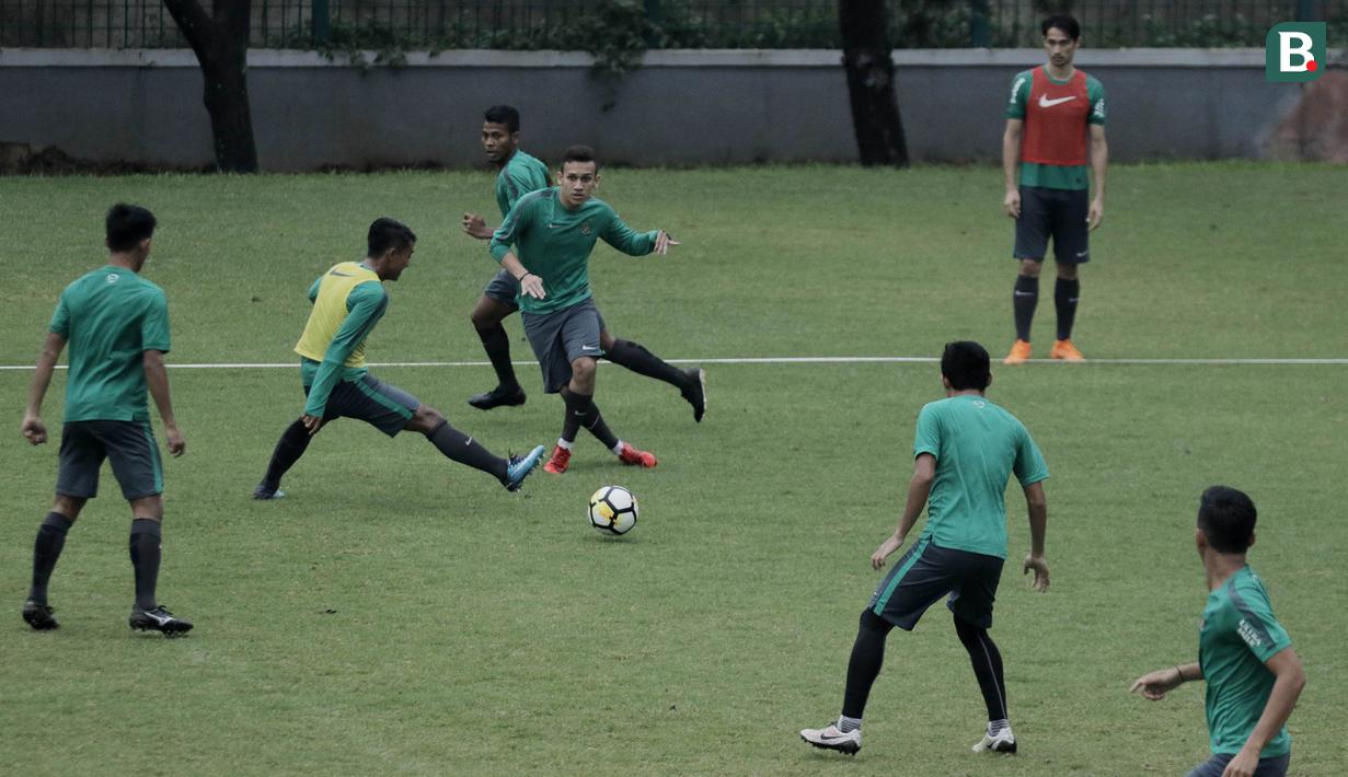 Pemain Timnas Indonesia U-23, Egy Maulana, menendang bola saat latihan di Lapangan ABC Senayan, Jakarta, Rabu (25/4/2018). Latihan tersebut dalam rangka persiapan Anniversary Cup 2018. (Bola.com/M Iqbal Ichsan)