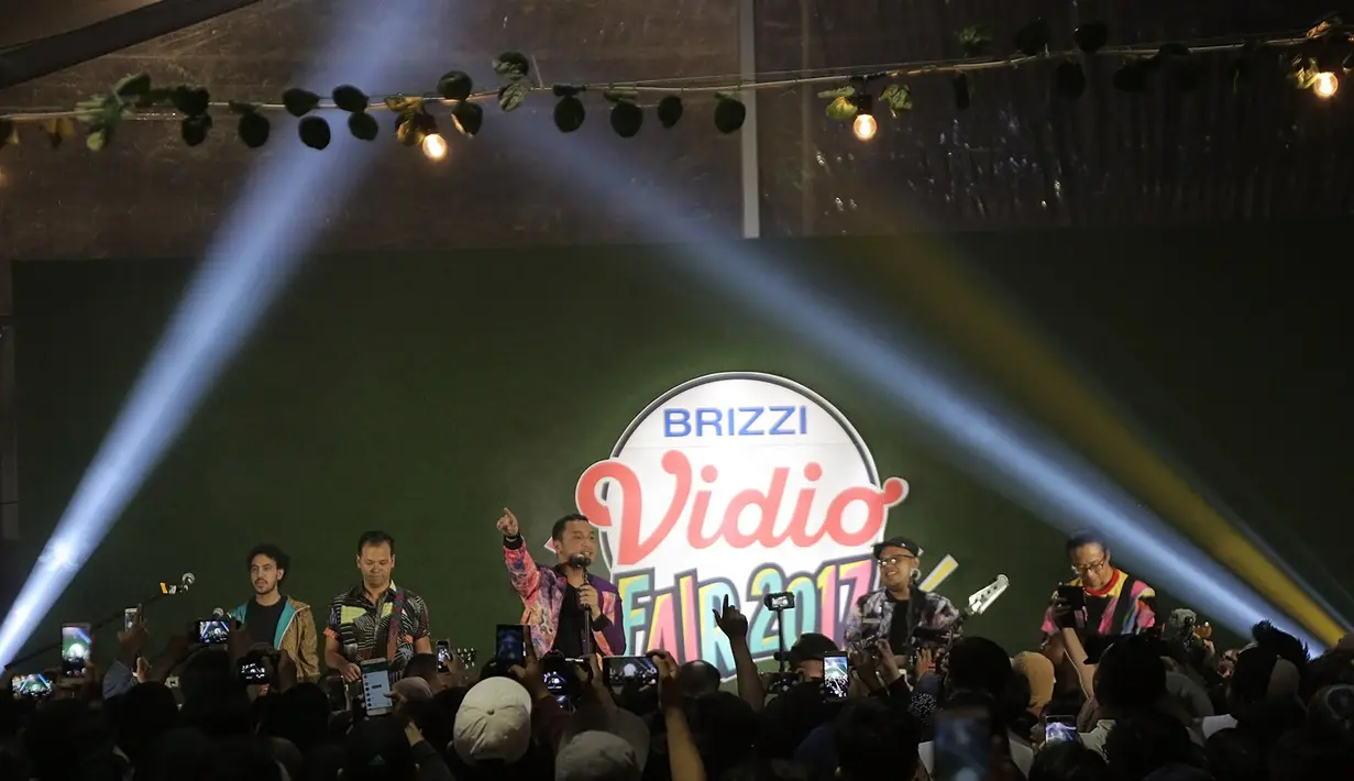 Grup band Nidji menjadi salah satu pengisi acara Brizzi Vidio Fair2017 di The Space Senayan City. Vokalis Nidji terharu dengan banyaknya Nidjiholic yang segaja datang dari berbagai kota. (Daniel Kampua/Bintang.com)