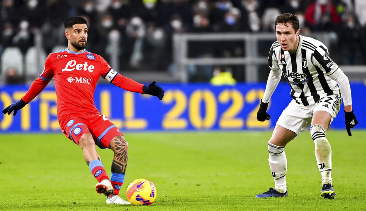 Pemain Juventus Federico Chiesa (kanan) berebut bola dengan pemain Napoli Lorenzo Insigne pada pertandingan sepak bola Serie A Liga Italia di Allianz Stadium, Turin, Italia, 6 Januari 2022. Pertandingan berakhir 1-1. (Fabio Ferrari/LaPresse via AP)