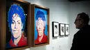 Pengunjung melihat lukisan karya Andy Warhol dalam pameran Michael Jackson: On The Wall di museum Grand Palais, Paris, Rabu (21/11). Pameran ini menampilkan karya seni yang terinspirasi lagu, koreografi dan video klip Michael Jackson. (Philippe LOPEZ/AFP)