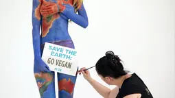 "Save the Earth, Go Vegan" merupakan kampanye baru sebuah LSM di Sydney untuk Perlakuan Etis terhadap Hewan (PETA), (3/7/2014). (REUTERS/Jason Reed)
